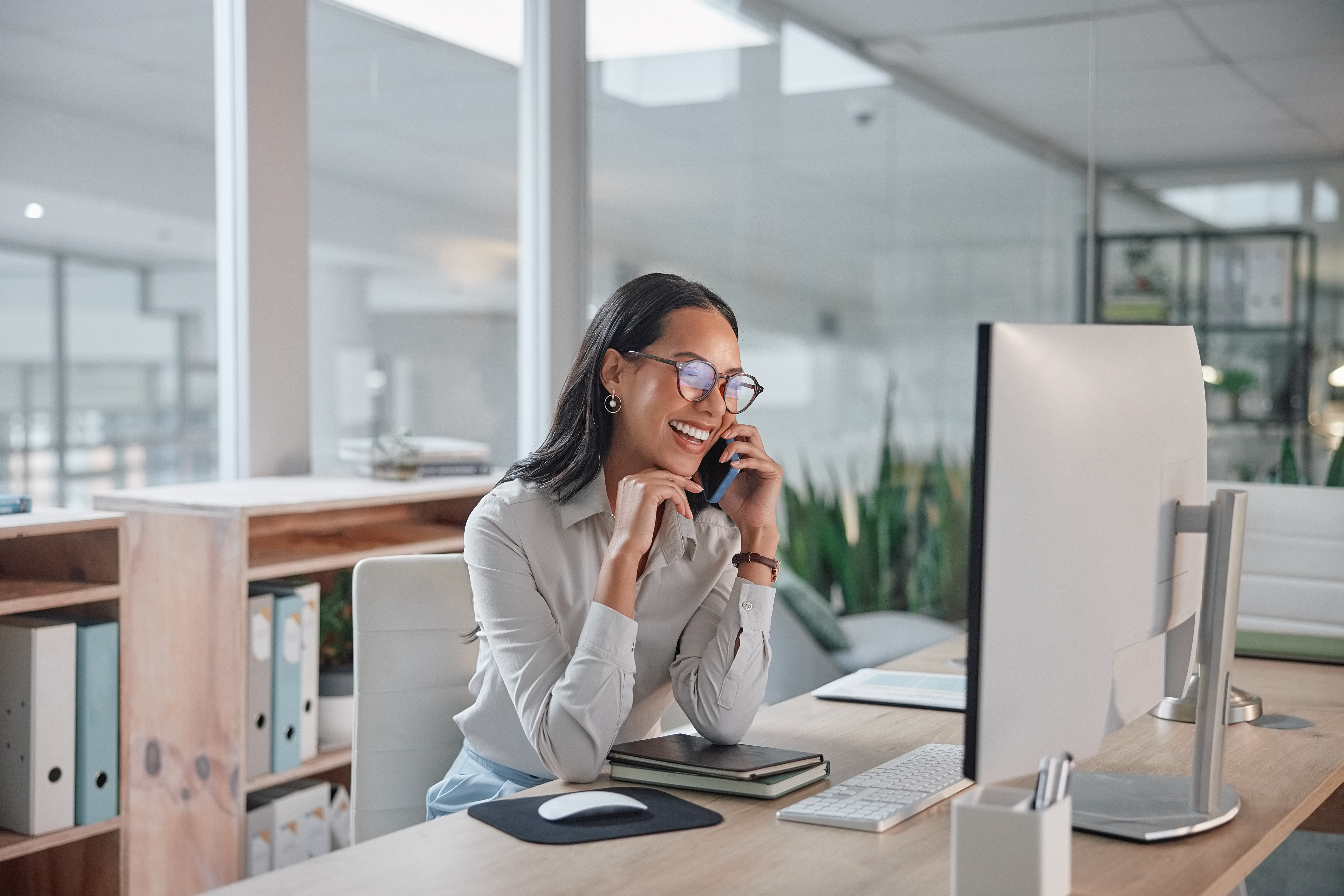 Woman with a computer representing enterprise systems transformation consulting